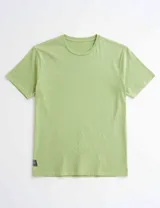 Remera de manga corta con cuello redondo, confeccionada en algodón teñido en prenda, con etiqueta pequeña en el ruedo inferior.