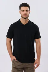 Remera polo de manga corta en color azul melange, con cuello camisero, cierre frontal de dos botones y pequeño bordado en el pecho.