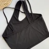 Top negro de morley con breteles finos y escote asimétrico.