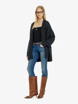 Top de mujer Diesel modelo T-Hupy-Od, de calce ajustado y confeccionado en tejido de punto acanalado blanco. Presenta tirantes finos, escote redondo y el logo ovalado metálico de la marca en el centro del pecho.