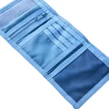 Billetera Rip Curl de tela denim celeste con logo bordado.