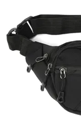 Riñonera negra con múltiples compartimentos con cierre, correa ajustable y parche decorativo con texto en el frente.