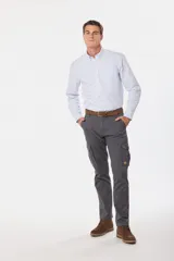 Pantalón cargo de gabardina en color verde militar, con bolsillos laterales tipo cargo con solapa y cierre de botón, y bolsillos frontales clásicos.