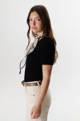 Remera de algodón color negro, de corte clásico con cuello redondo y mangas cortas.