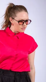 Camisa de vestir fucsia con cuello clásico, cierre frontal con botones y mangas cortas.