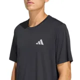 Remera deportiva Adidas Run Ess Tee M de color negro, con mangas cortas, cuello redondo y el logo de la marca estampado en blanco en el lado izquierdo del pecho.