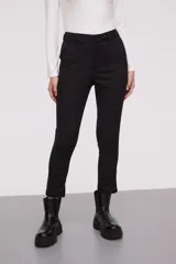 Pantalon de corte slim fit, color negro, con cierre frontal y bolsillos laterales.