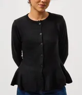 Saco de tricot negro con diseño peplum, cuello redondo, mangas largas y cierre frontal con botones. Presenta un corte ajustado en el torso que se ensancha en la cintura.