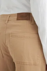 Pantalón de jean negro de corte ancho con terminación desflecada.