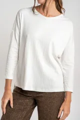 Remera blanca de viscosa con elastano, corte oversize y mangas 3/4.