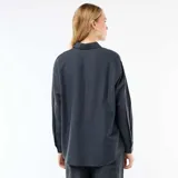 Camisa de lino mezclado color azul oscuro, con cuello camisero, manga larga y cierre frontal de botones.
