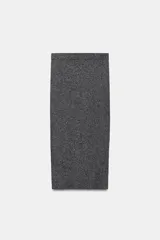 Falda midi de tiro alto, corte recto y cintura elástica, confeccionada en tejido de punto gris oscuro con hilo metalizado que le da un aspecto brillante.