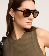 Blusa sin mangas color blanco, confeccionada en tejido de punto acanalado, con cuello redondo.