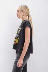 Remera de calce regular, confeccionada en jersey 100% algodón con teñido láser. Presenta una estampa frontal de inspiración esotérica con detalles en foil y tinta a contratono.