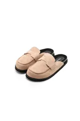 Sueco tipo mocasín destalonado en color arena, confeccionado en material gamuzado con detalle de antifaz en el empeine y suela plana de color negro.