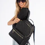 Mochila acolchada de diseño capitoné, color negro, con tres bolsillos frontales con cierre y herrajes dorados.