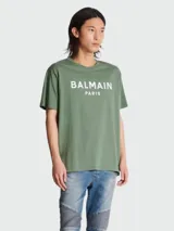 Remera verde militar de algodón orgánico con estampa frontal blanca con el logo de Balmain y la inscripción 'Paris'.