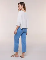 Jegging crop de estilo pull-on confeccionado en denim con elasticidad para un calce adaptable, cintura ancha totalmente elastizada, bolsillos simulados pespunteados y pierna de corte recto con largo tobillero.
