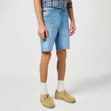 Short de jean celeste con corte recto, bolsillos delanteros y traseros, y etiqueta de cuero con el logo de Wrangler en la parte posterior.