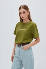 Remera de manga corta negra, con cuello redondo y estampado de texto blanco en el pecho.