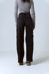 Pantalón de jean azul de corte wide leg con bolsillos cargo laterales.