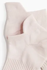 Pack de tres pares de medias deportivas color rosa claro, de corte bajo, confeccionadas en tejido funcional DryMove™ que absorbe la humedad. Cuentan con secciones de ventilación en malla, soporte de arco y secciones reforzadas en punta y talón.