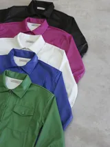 Chaqueta negra de cuero sintético con cuello camisero, cierre frontal con botones a presión, dos bolsillos con solapa en el pecho y puños abotonados.