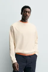 Sudadera regular fit color azul, de cuello redondo, manga larga ranglán y efecto lavado con acabados en rib.