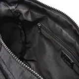 Cartera tipo bandolera de tela técnica color negro, con múltiples compartimentos frontales con cierre, correa ajustable con logo estampado y aplique circular con logo de la marca.