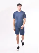 Remera azul de corte clásico y cuello redondo.