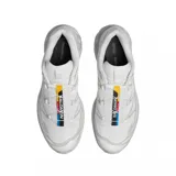 Championes Salomon modelo XT-6, color blanco con detalles en gris claro. Presentan un diseño técnico con malla transpirable, refuerzos laterales sintéticos y sistema de cordones de ajuste rápido.