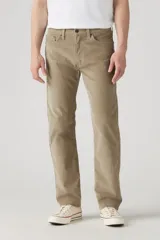 Pantalón de corduroy de corte regular fit y tiro medio, en color beige.