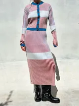 Falda midi de punto acanalado con diseño a rayas verticales en tonos rosado, bordó y celeste. Presenta un corte ajustado tipo lápiz y cintura elástica de tiro alto.