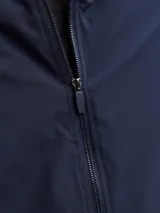 Campera bomber liviana color azul marino, con cuello baseball, cierre frontal de cremallera, bolsillos delanteros y puños de canalé.