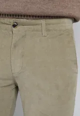 Pantalón de pana azul marino, de corte recto, con bolsillos laterales y traseros.