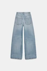 Jeans de mujer tiro alto, color celeste claro lavado, con cinco bolsillos y pierna extra ancha y larga.