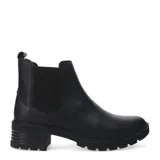 Botas tipo Chelsea de cuero color negro, con paneles elásticos laterales, suela track dentada y taco bajo cuadrado.
