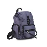 Mochila de nylon color bordó con tapa y broche metálico. Tiene apertura superior con broche, bolsillos internos, bolsillo con cierre metálico al frente y laterales. Incluye asas rígidas de mano y correas regulables para colgar en la espalda.