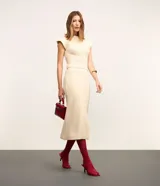 Pollera evasé midi de punto con cintura alta y elástico. Presenta un diseño con traspase delantero.