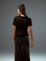 Pantalón de mezclilla de corte recto y tiro medio, en color negro.