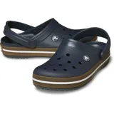 Zuecos Crocs modelo Crocband Clog Gum, color negro con banda lateral en tono caramelo y línea blanca. Diseño con orificios de ventilación, tira trasera pivotante y suela cómoda de espuma Croslite.