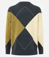 Cardigan de punto con diseño geométrico de rombos en tonos gris, verde oliva y crema. Presenta escote en V, cierre frontal con botones y mangas largas con puños acanalados.
