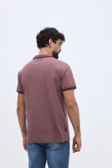 Chomba piqué de manga corta verde militar con cuello y puños tejidos a contratono en tonos claros. Cuenta con cartera de tres botones y pequeño logo bordado en el pecho.