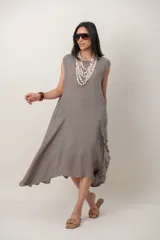 Vestido midi de lino color gris, sin mangas, con corte irregular, cuello redondo y detalle de volado vertical en un lateral.