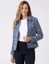 Chaqueta de tweed azul con cuello a la base, abertura central y bolsillos delanteros. Presenta detalles de denim en los bolsillos y puños, con botones perlados. Terminación desflecada y forro interno.