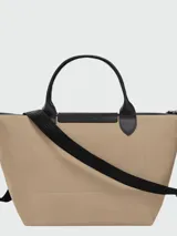 Cartera de mano Longchamp modelo Le Pliage Energy tamaño S, confeccionada en lona de color bordó con detalles en cuero negro. Cuenta con doble asa superior, correa de hombro ajustable y extraíble, cierre principal con cremallera y solapa frontal con broche a presión.