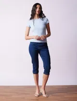 Remera negra de tejido acanalado, marca Cyrus, con escote a la base y manga corta.