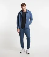 Pantalón deportivo masculino color azul, liso, con ajuste elástico en la cintura y bolsillos laterales.
