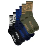 Pack de tres pares de medias de caña media con diseño deportivo, confeccionadas en algodón. Presentan rayas horizontales en el puño, el logo de la marca en formato circular en la parte superior y el nombre de la marca bordado en el lateral del pie. Incluye colores negro, azul y verde oliva.