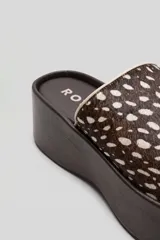 Sandalias plataforma Altin de diseño slip-on, con base marrón de gran altura y capellada en cuero con estampado animal print tipo ciervo en tonos marrones y blancos.